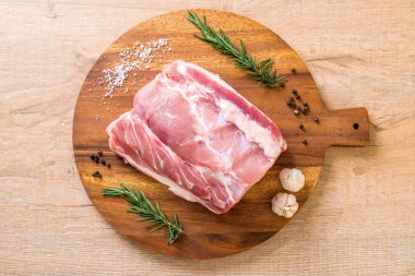 taze domuz ham filetosu ahşap tahta üzerinde