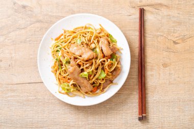 tavada kızartılmış yakisoba noodle pork - Asya gıda tarzı ile