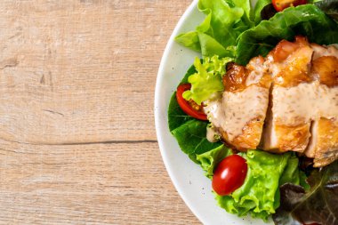 ızgara tavuk salata sebze - sağlıklı gıda tarzı ile