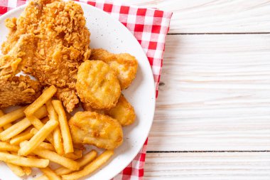 Kızarmış tavuk, patates kızartması ve nugget yemeği. Abur cubur ve sağlıksız yemek.