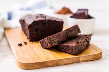 ahşap zemin üzerine çikolatalı browni kek