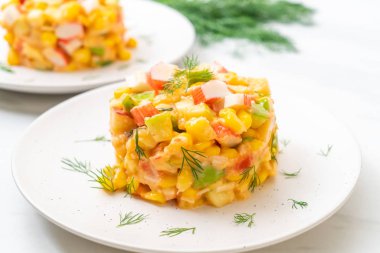 meyve salatası (elma, Mısır, papaya, ananas) - yengeç sopa ile karışık sağlıklı gıda tarzı