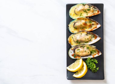 Peynirli taze midye.