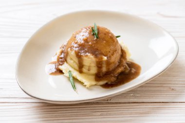 Ev yapımı soslu patates püresi.