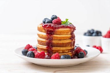 Taze ahududu ve yabanmersinli gözleme.