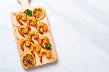 Limon - deniz ürünleri tarzı ile ızgara kaplan karides şiş