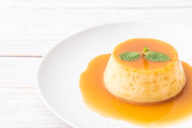 Naneli ev yapımı karamel kremalı puding.