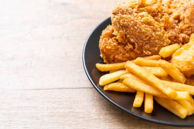 Kızarmış tavuk, patates kızartması ve nugget yemeği. Abur cubur ve sağlıksız yemek.