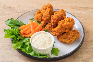 Sebzeli kızarmış tavuk kanadı.