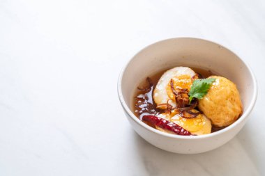 Tamarind soslu haşlanmış yumurta veya tatlı ve ekşi yumurta.