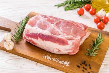 taze domuz ham filetosu ahşap tahta üzerinde