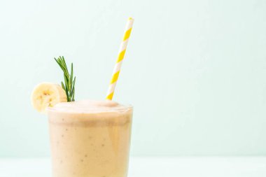 muz smoothies cam ahşap masa üzerinde