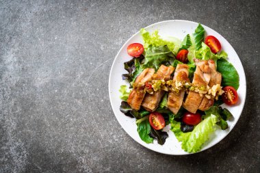 ızgara tavuk salata sebze - sağlıklı gıda tarzı ile