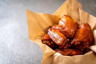 Barbekü tavuk kanadı sosu ile