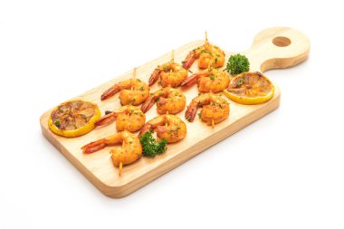 Beyaz arka plan üzerinde izole limon ile ızgara kaplan karides şiş