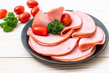 tabağa dilimlenmiş jambon füme