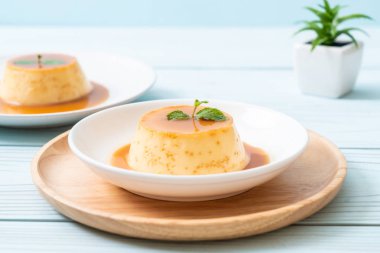 Naneli ev yapımı karamel kremalı puding.