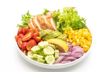 Tavuk göğsü beyaz arka plan üzerinde izole ile sağlıklı salata kasesi