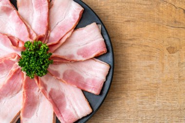 Çiğ domuz pastırma tabağa dilimlenmiş