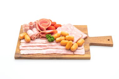 pastırma, sosis, jambon füme ve beyaz arka plan üzerinde izole Barbekü domuz pastırması