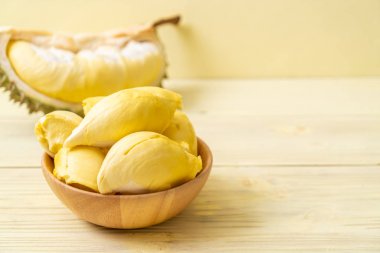 Ahşap zemin üzerinde taze Durian meyvesi