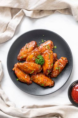 Beyaz susamlı ızgara tavuk kanadı.