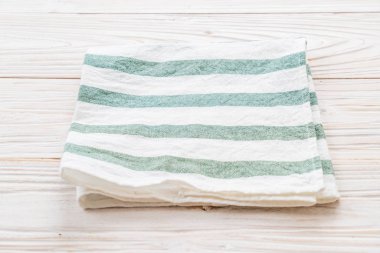 ahşap arka plan üzerinde mutfak bezi (peçete)