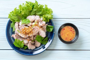 Soslu ve sebzeli haşlanmış balık sosu.