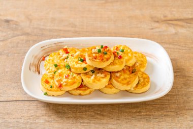 Sahanda yumurta yumuşak tofu sarımsak - sağlıklı, vegan ve sebze gıda tarzı