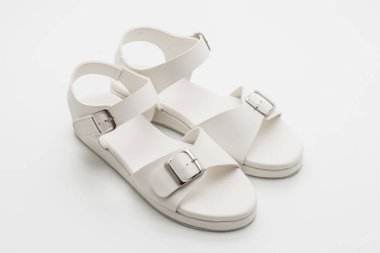 Kadınlar beyaz arka plan üzerinde izole sandalet deri