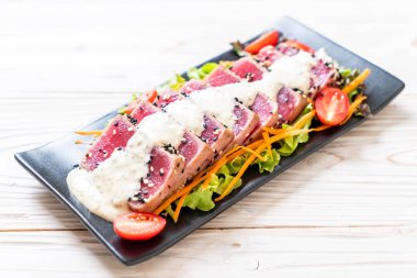 Sebze salatası ve soslu taze ton balığı. Sağlıklı yiyecek.