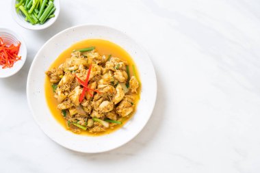 Fried yengeç ile toz köri - Tayland mutfağı