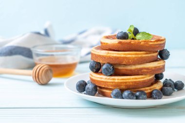 Taze yaban mersinli gözleme.