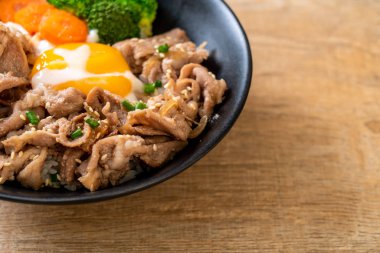 Donburi, domuz eti Pilav kasesi onsen yumurta ve sebze - Japon gıda tarzı