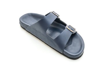 Erkekler beyaz arka plan üzerinde izole sandalet deri