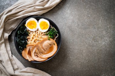 Japon usulü domuz eti ve yumurtalı Shoyu eriştesi.