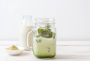 Matcha yeşil çay buzlu cam sütlü