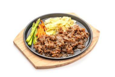 sıcak beyaz arka plan üzerinde izole plaka üzerinde domuz biftek dilimlenmiş