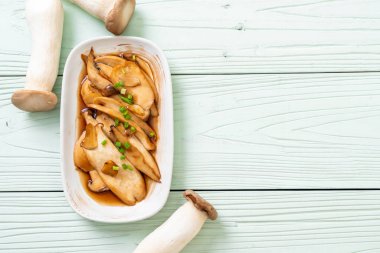 İstiridye soslu kızarmış kral istiridye mantarı. Sağlıklı, vejetaryen ya da vejetaryen yemek tarzı.