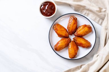 Barbekü tavuk kanadı sosu ile