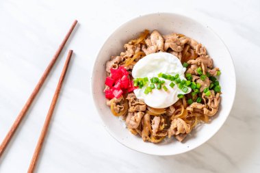 Yumurtalı domuz pirinci kasesi (Donburi) - Japon yemeği tarzı.