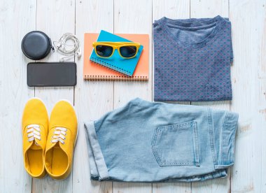 Gezgin, yaz tatili ahşap arka plan üzerinde erkek casual kıyafetler