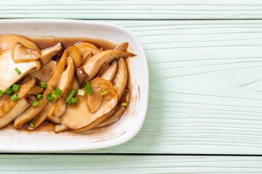 İstiridye soslu kızarmış kral istiridye mantarı. Sağlıklı, vejetaryen ya da vejetaryen yemek tarzı.