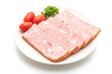 Beyaz arka planda dilimlenmiş pastırma ızgarası.