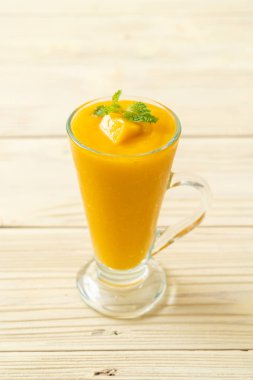 taze mango smoothies - sağlıklı yiyecek ve içecek konsepti