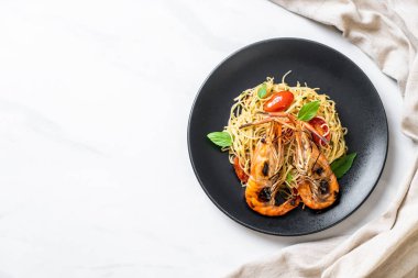 ızgara karides ve domates - İtalyan Füzyon gıda tarzı ile tavada kızartılmış spagetti