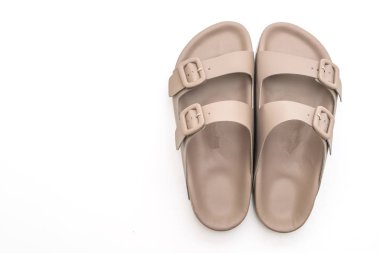 Kadınlar beyaz arka plan üzerinde izole sandalet deri