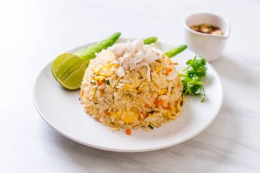 Sebzeli kızarmış pirinç.