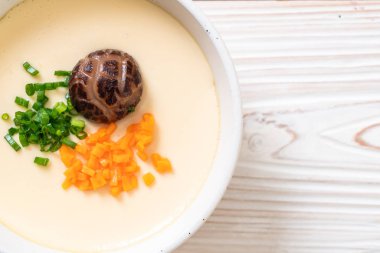 sebze, mantar ve havuç ile ev yapımı haşlanmış yumurta