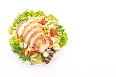 Tavuk göğsü beyaz arka plan üzerinde izole ile sağlıklı salata kasesi